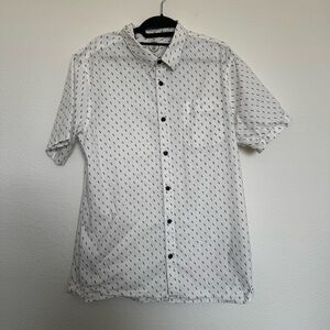 Item: Voyager Men’s Short Sleeve Button-Up Shirt
Size: Large